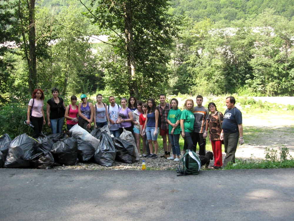 Acţiune de ecologizare în Munţii Bucegi