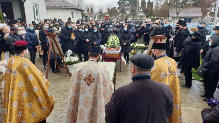 George Finiş a fost condus pe ultimul drmul de zeci de persoane FOTO: monitorulsv.ro