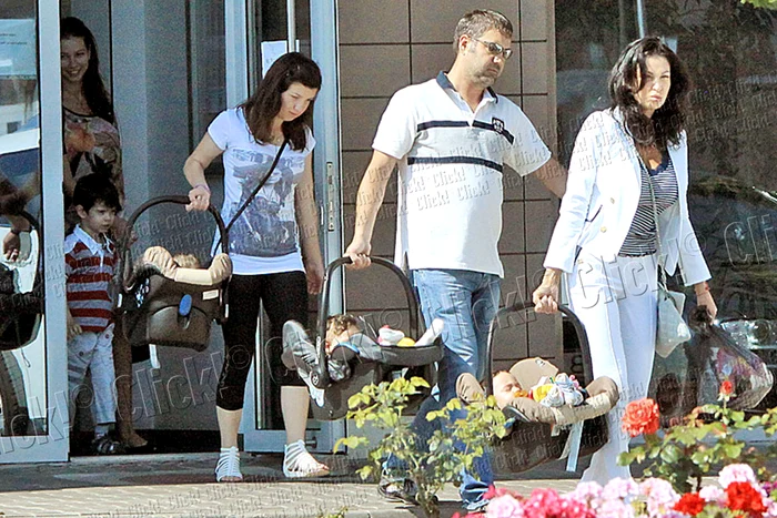 Nicoleta a fost ajutată de toţi membrii familiei să-i  ducă pe tripleţi la maşină