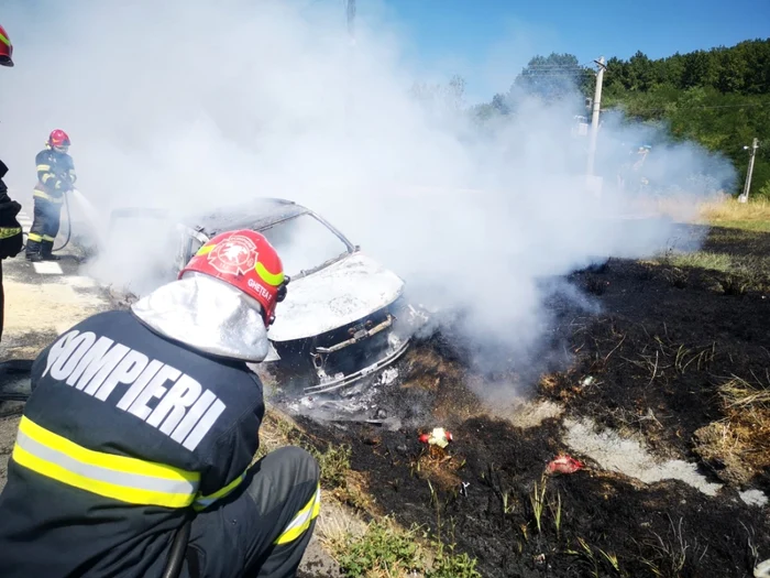 O maşină a luat foc după un accident produs lângă o benzinărie din Argeş. Două persoane se aflau în interior