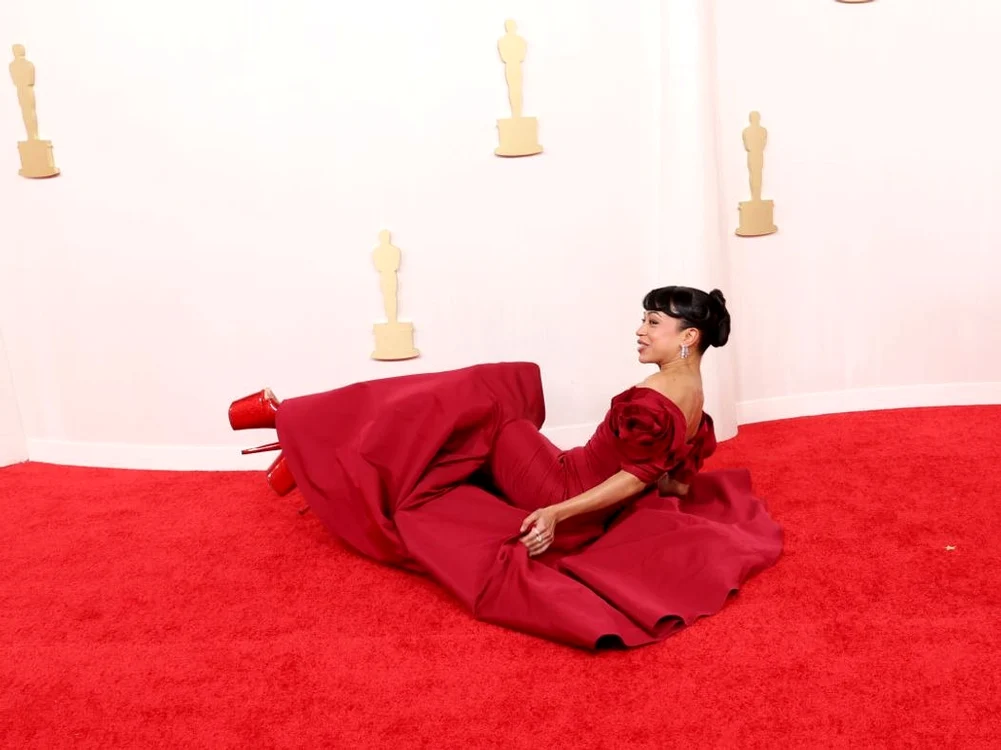 Liza Koshy, căzătură pe covorul roșu.