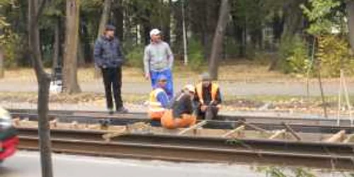 Muncitorii se odihnesc in loc să lucreze