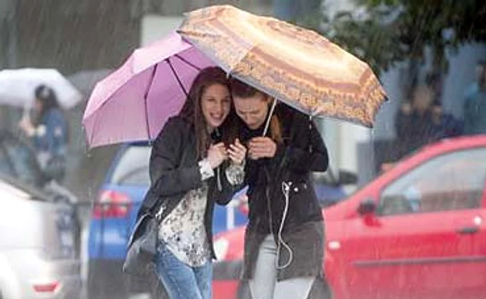 
    Nu uitaţi  umbrelele acasă!  