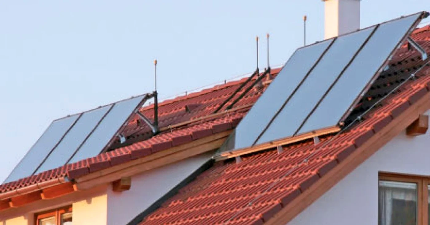 Panourile solare asigură căldură şi apă caldă