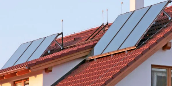 Panourile solare asigură căldură şi apă caldă