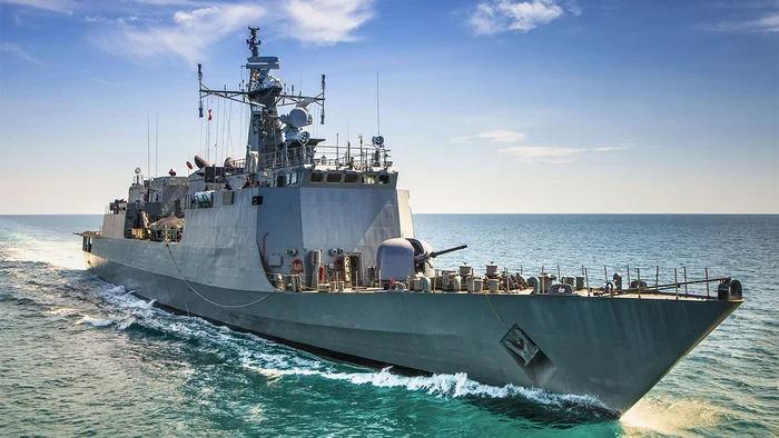 Navă militară în timpul patrulării 