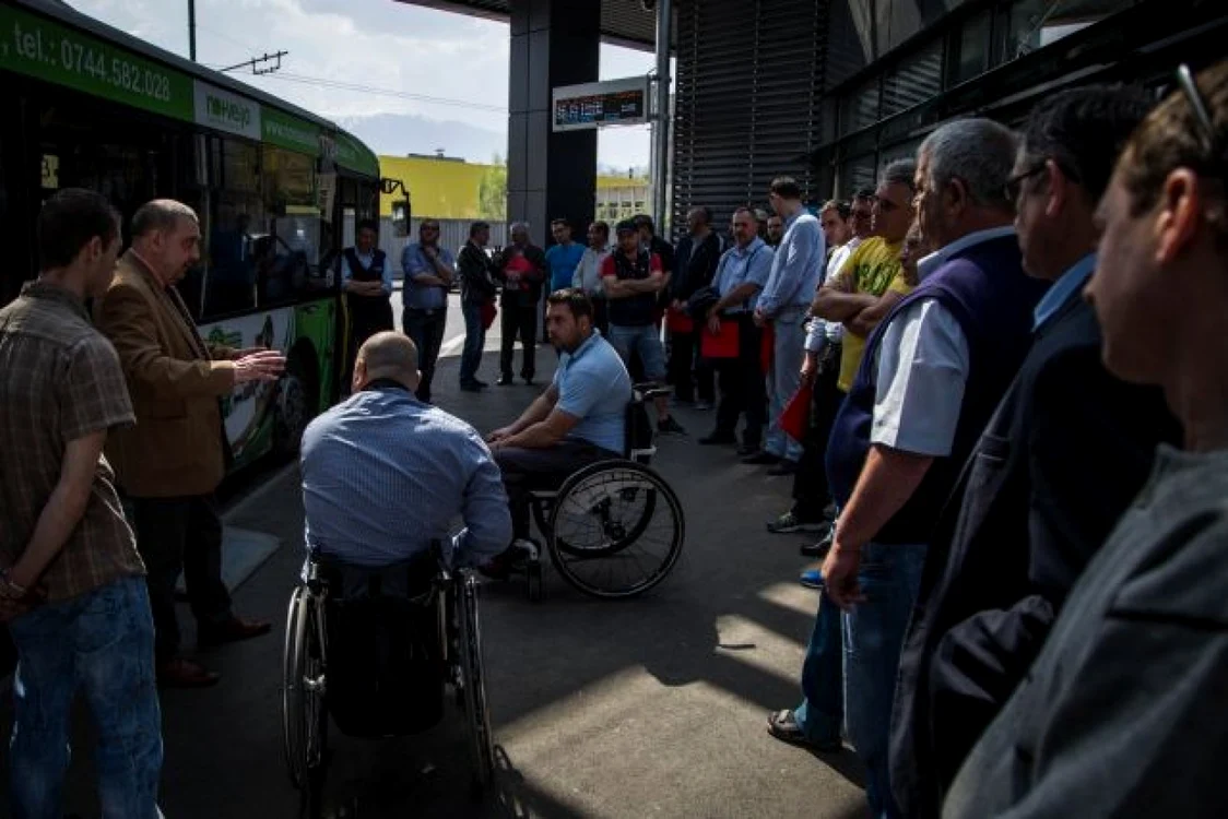 Şoferii au aflat direct de la persoanele cuprobleme locomotorii cu ce probleme se confrunta FOTO RAT Braşov