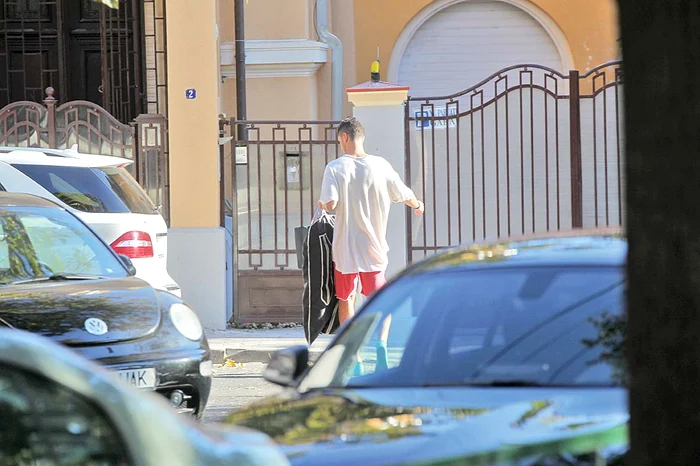 Cătălin, iubitul Elenei, ajunge şi el acasă, cu costumul