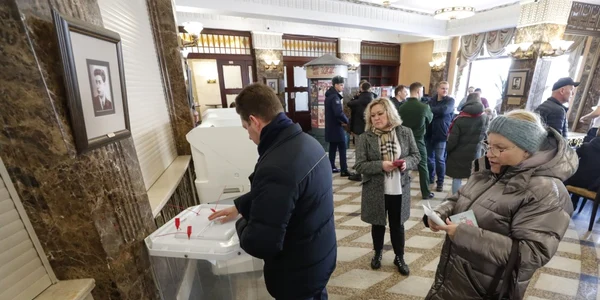 Rușii votează la alegerile prezidențiale din Rusia FOTO EPA-EFE