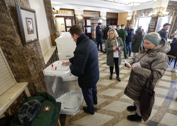 Rușii votează la alegerile prezidențiale din Rusia FOTO EPA-EFE