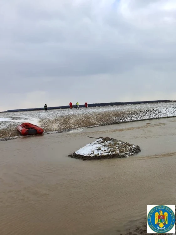 Pompierii au fost nevoiţi să traverseze canalul cu o barcă pentru a ajunge la bărbatul de 80 de ani. Sursă foto: ISU Satu Mare