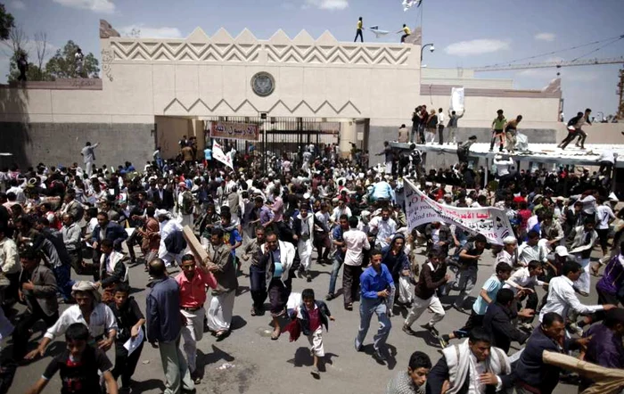 Manifestanţii adunaţi în faţa ambasadei SUA din capitala Yemenului, Sanaa FOTO: Reuters