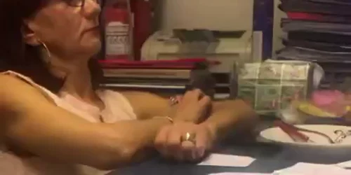 Șefa de serviciu de la teatrul din Târgu Jiu a fost filmată cum doarme cu capul pe birou Sursa: gorjonline.ro