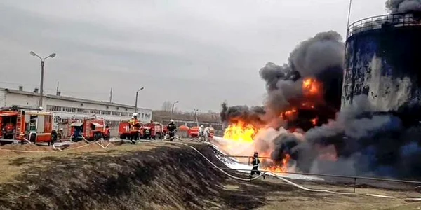 Intervenția pompierilor după un atac al Ucrainei asupra unui depozit de combustibili Belgorod / Foto: Twitter