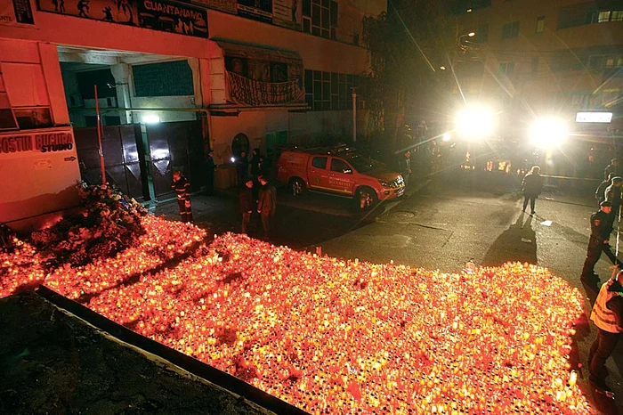 Covor de lumânări în faţa clubului blestemat