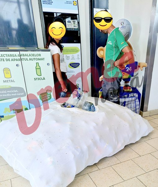 Cu fața de plapumă plină cu PET-uri. Oamenii fac bani frumoși din adunarea de ambalaje reciclabile