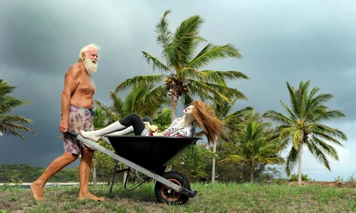 Uneori pleacă la plimbare cu manechinele şi cu roaba lui jpeg