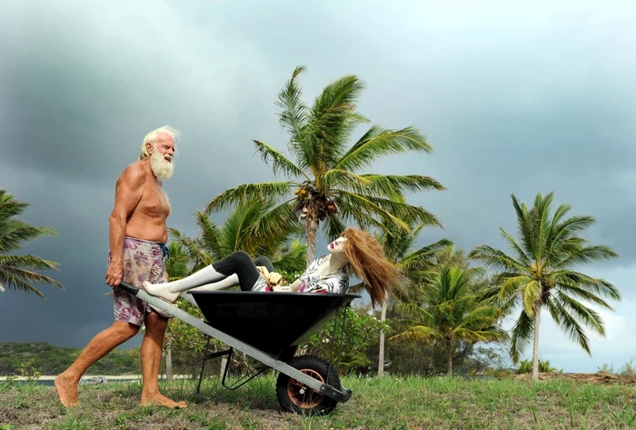 Uneori pleacă la plimbare cu manechinele şi cu roaba lui