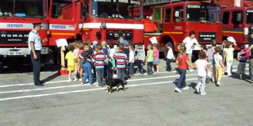 Zeci de copii au fost curiosi sa vada masinile pompierilor
