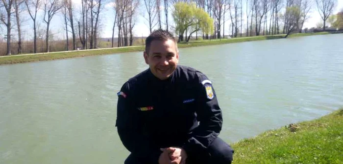 Constantin Rizea este subofiţer - plutonier major - în cadrul Jandarmeriei Române, la Centrul de Perfecţionare a Pregătirii Cadrelor Jandarmi Ochiuri şi instructor militar