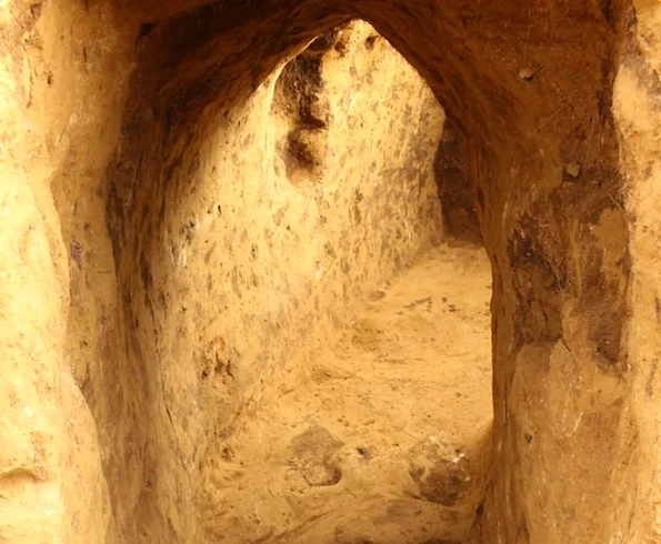 Tunelul descoperit de arheologi are o înălțime de un metru și o lățime de 50 până la 70 de centimetri (© Landesamt für Denkmalpflege und Archäologie Sachsen-Anhalt, Ulf Petzschmann)