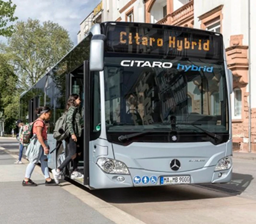 10 astfel de autobuze au fost achiziţionate deja, dar vor fi cumpărate şi altele. Foto: Primăria Braşov
