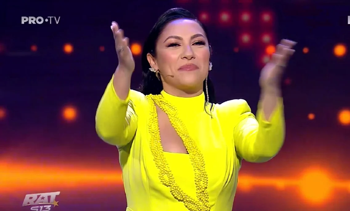 Andra are o rochie lungă galbenă în marea finală / Foto: Captură video