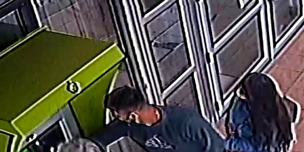 Doi tineri au plecat cu banii pe care o bătrână a uitat să îi scoată din bancomat FOTO IPJ Braşov