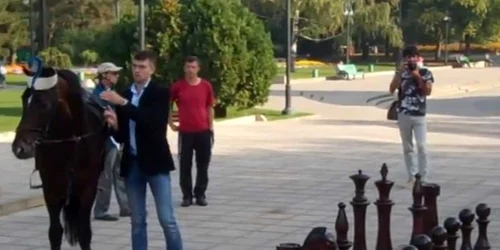 Tinerii au adus doi cai vii în locul figurilor furate