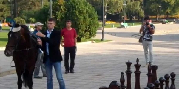 Tinerii au adus doi cai vii în locul figurilor furate