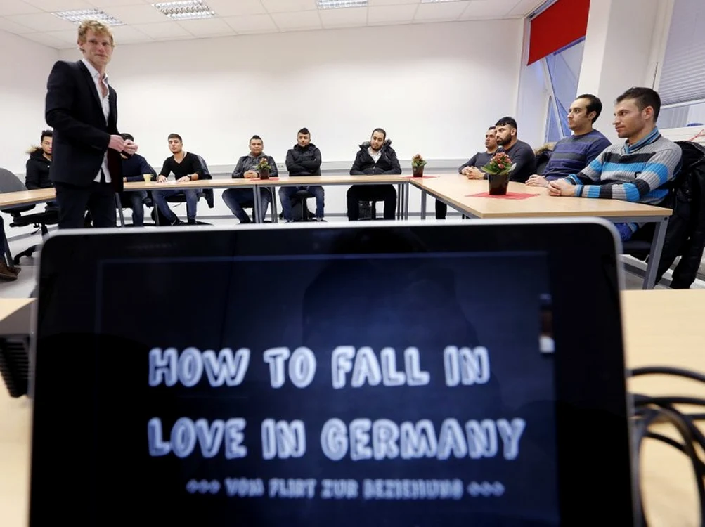 Refugiaţii iau parte la un workshop de flirt intitulat ”Cum să te îndrăgosteşti în Germania”, în oraşul german Dortmund FOTO AP Photo/Michael Probst