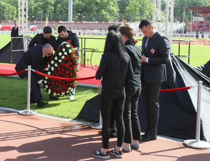 La stadion au început să fie depuse coroane de flori 