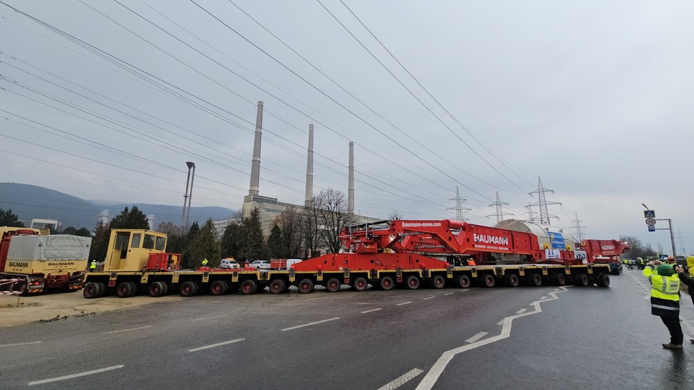 Generatorul uriaș de 800 de tone a ajuns la Termocentrala Mintia. Transportul a avut o poliță de asigurare fabuloasă