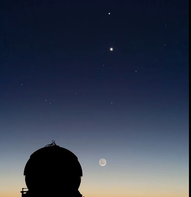 Conjuncția lui Mercur și Venus, aliniate deasupra Lunii. FOTO Observatorul Cerro Parana Wikipedia