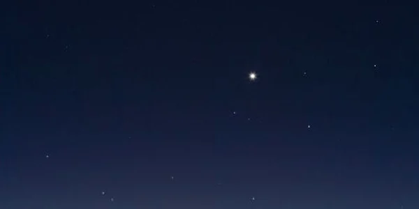 Conjuncția lui Mercur și Venus, aliniate deasupra Lunii, văzută de la observatorul de pe Cerro Paranal jpg