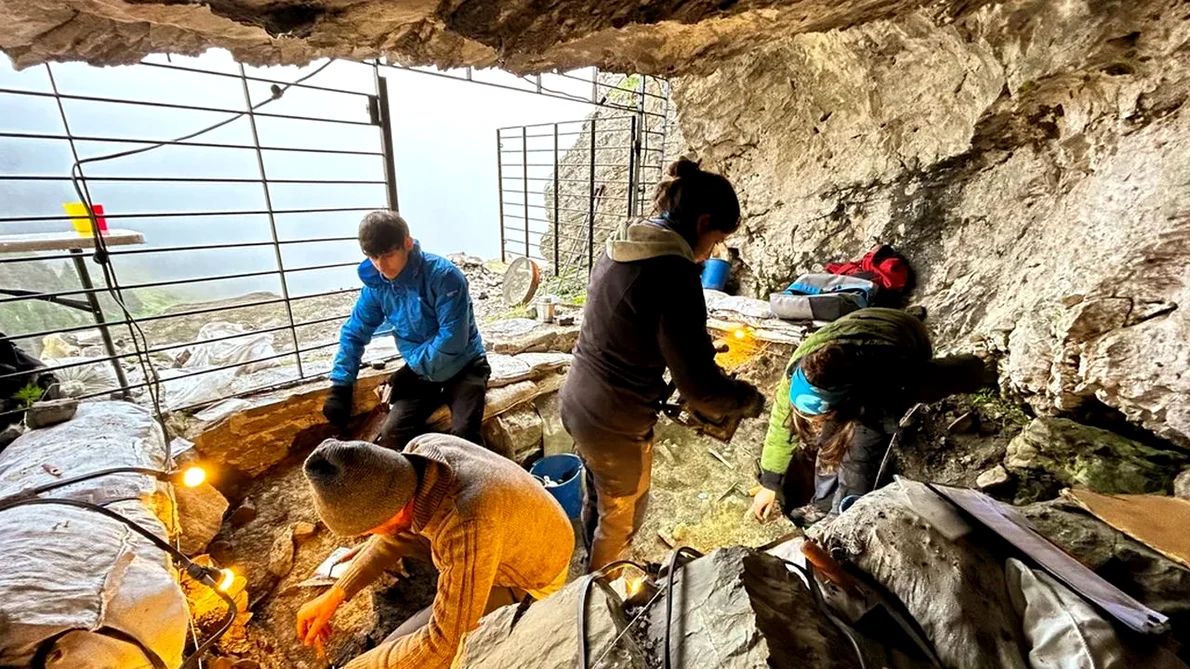 Arheologii cercetează o peșteră din Pirinei care a fost folosită de oamenii preistorici timp de peste patru milenii (© IPHES-CERCA)