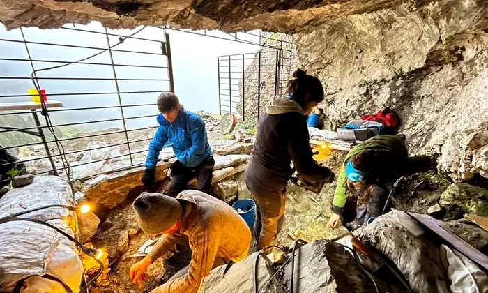 Arheologii cercetează o peșteră din Pirinei care a fost folosită de oamenii preistorici timp de peste patru milenii (© IPHES-CERCA)