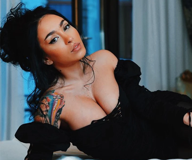 Ruby pozează sexy cu acordul bunicii Sursa: Instagram