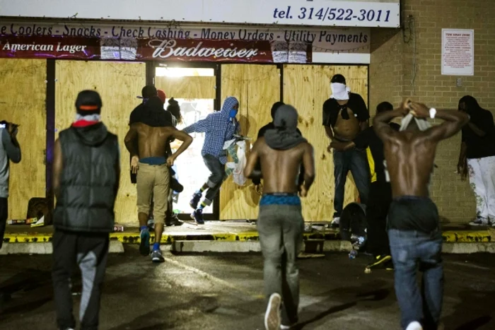 Sute de oameni au ieşit în stradă în Ferguson (Missouri) pentru a protesta împotriva poliţiei