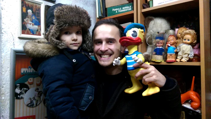 Şerban Copoţ şi-a dus băieţelul să se joace cu jucării din era comunistăFoto: serbancopot.ro