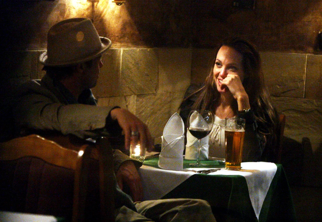 Brad Pitt și Angelina Jolie, într-o ipostază relaxată, într-un restaurant din Praga, 2007