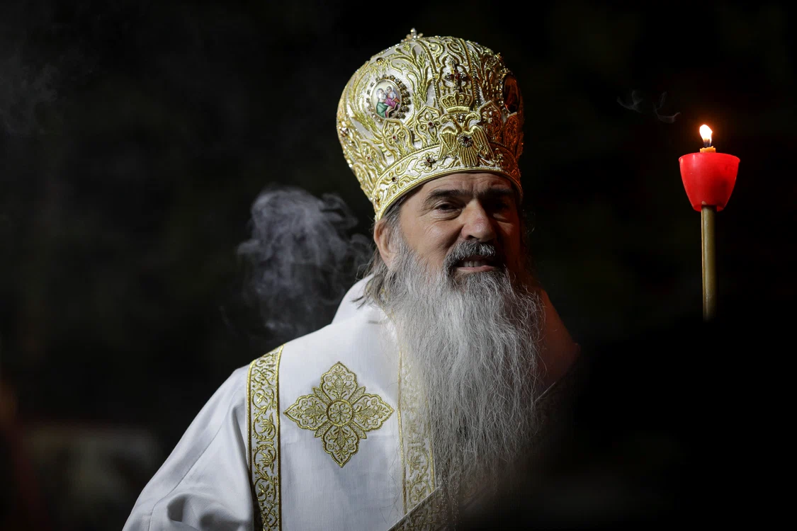 
    ÎPS Teodosie a împărțit Lumină la Catedrala Arhiepiscopală din Constanțafoto: Inquam Photos  