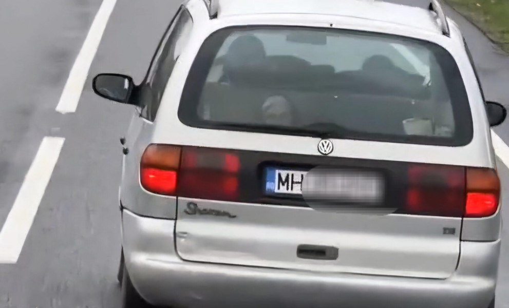 Scenă neobișnuită surprinsă pe o șosea din România. Bătrână transportată în portbagajul unei mașini: „Era mama soacră”