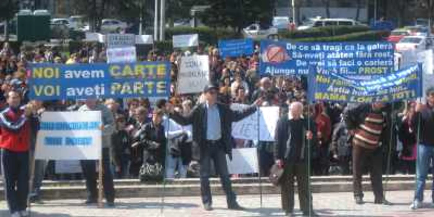 Profesorii şi-au strigat nemulţumirile în faţa Casei de Cultură a Sindicatelor