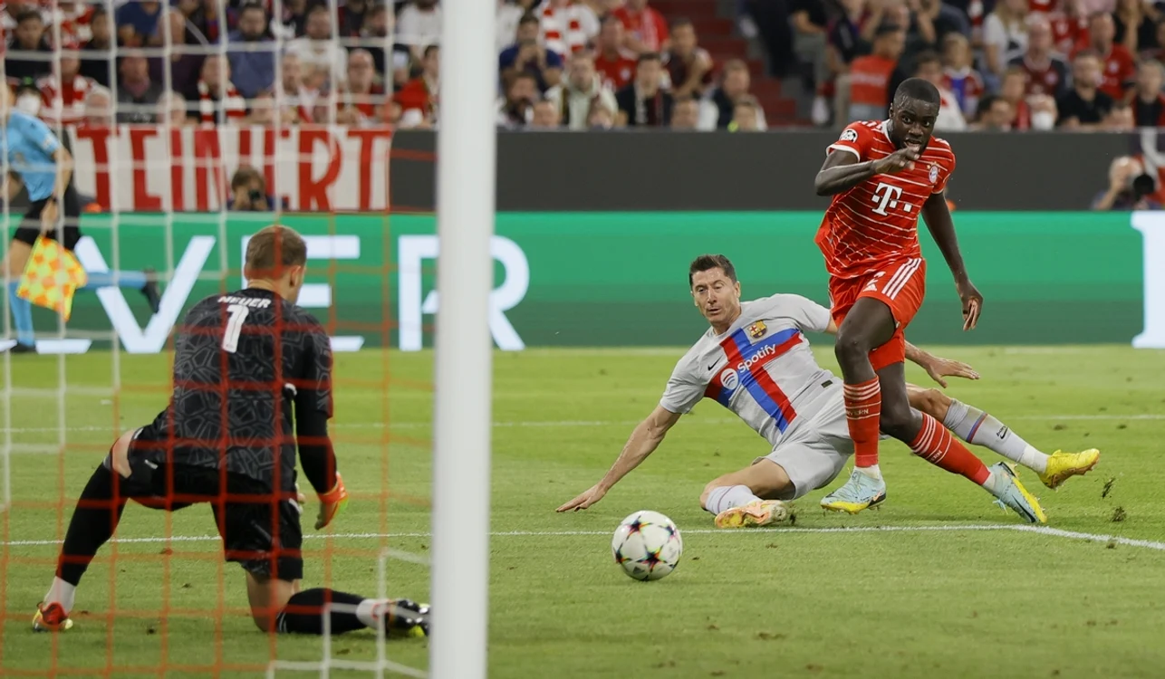 Robert Lewandowski (alb) a plecat învins de pe terenul fostei echipe (FOTO: EPA)