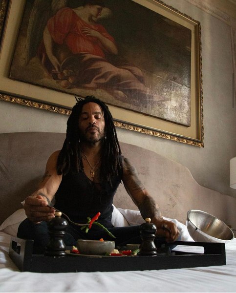 Vezi ce cameră de hotel a cerut Lenny Kravitz pentru concertul de la UNTOLD. Află ce trebuie să facă reprezentanții hotelului pe timpul șederii lui Kravitz