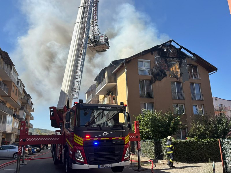 Incendiu într-un bloc din Florești. Mai multe apartamente au fost cuprinse de flăcări, iar focul s-a extins la acoperiș