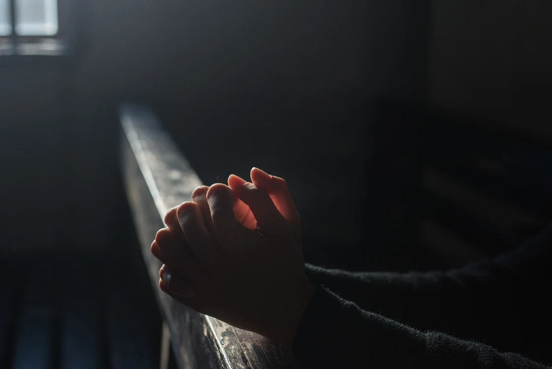 Ce melodii celebre cântă demonii. Confesiunile unui preot care susține că a fost în iad după un atac