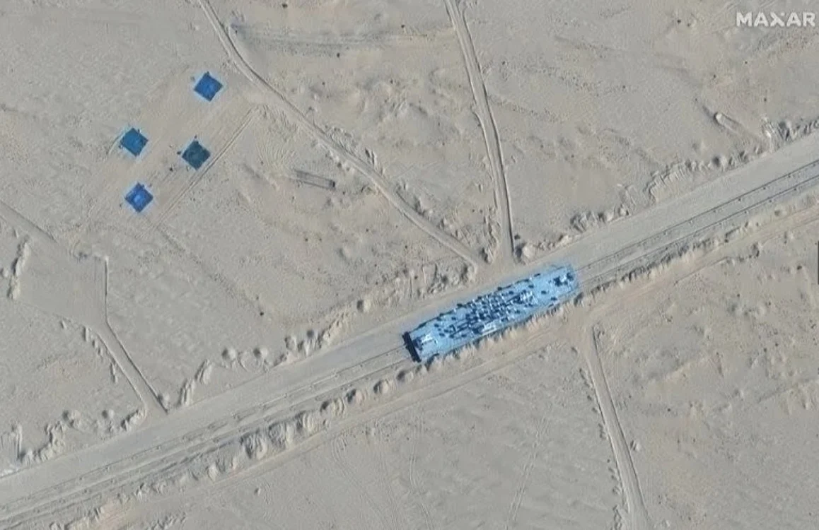 Satelitul Maxar a realizat imagini cu machete ale unor nave militare americane ce vor fi ţinte, în deşertul Taklamakan, la antrenamentele avioanelor de luptă ale armatei chineze. Sursa: Reuters.