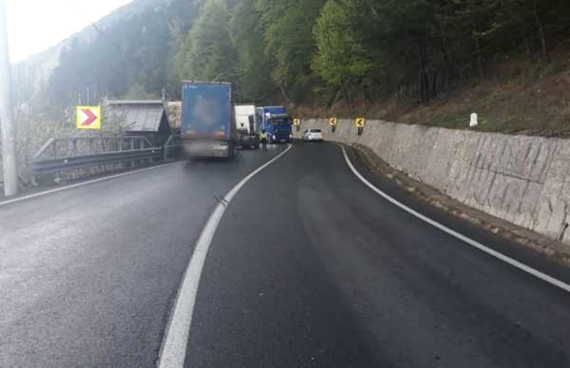 Un TIR defect a blocat DN1 la Posada
